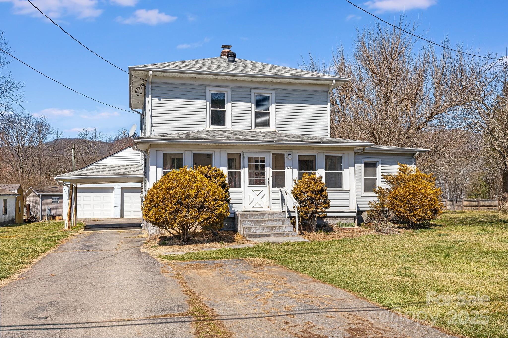 Clyde, North Carolina 28721, United States, 3 Bedrooms Bedrooms, ,2 BathroomsBathrooms,Residential,Under Contract,89127