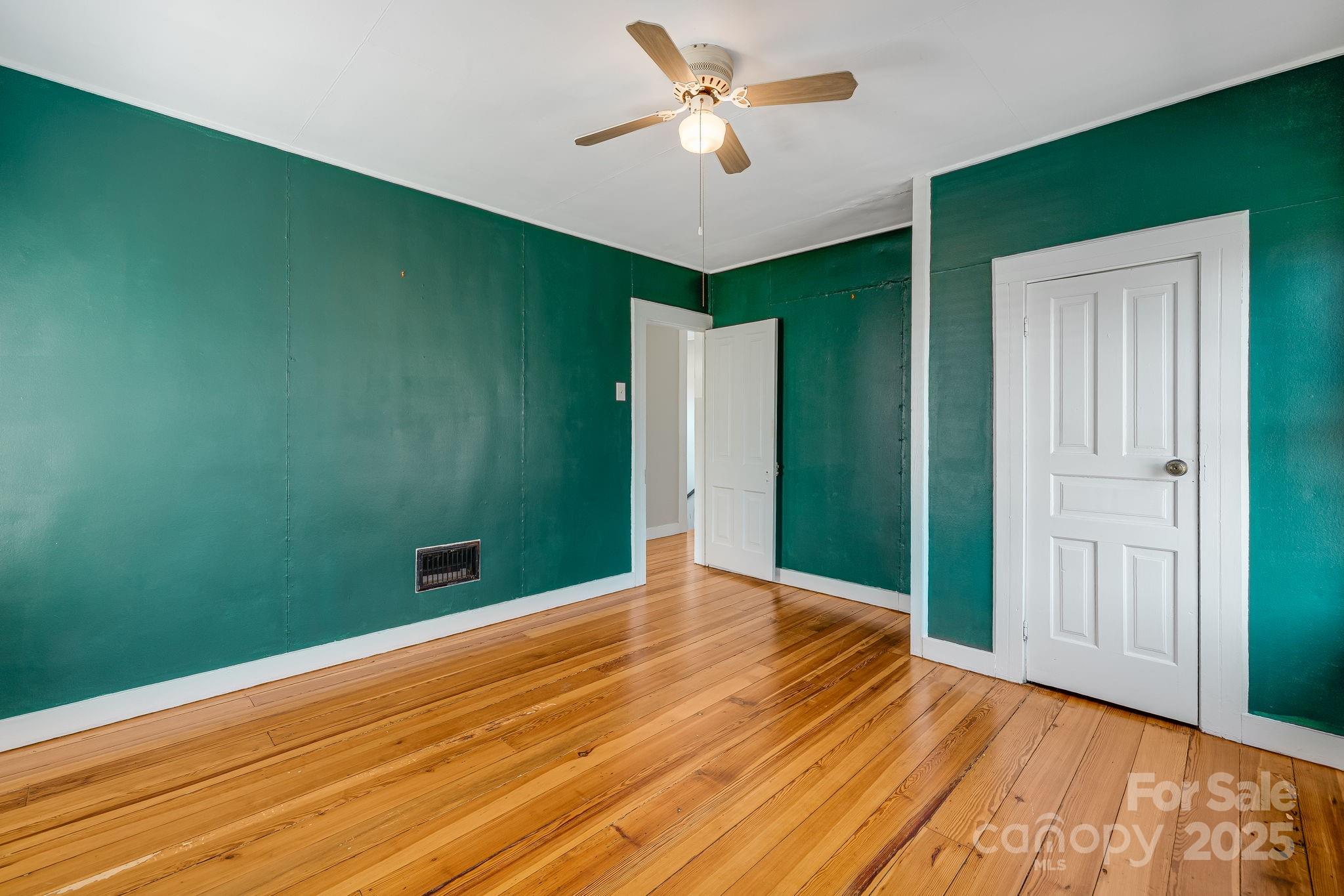 Clyde, North Carolina 28721, United States, 3 Bedrooms Bedrooms, ,2 BathroomsBathrooms,Residential,Under Contract,89127