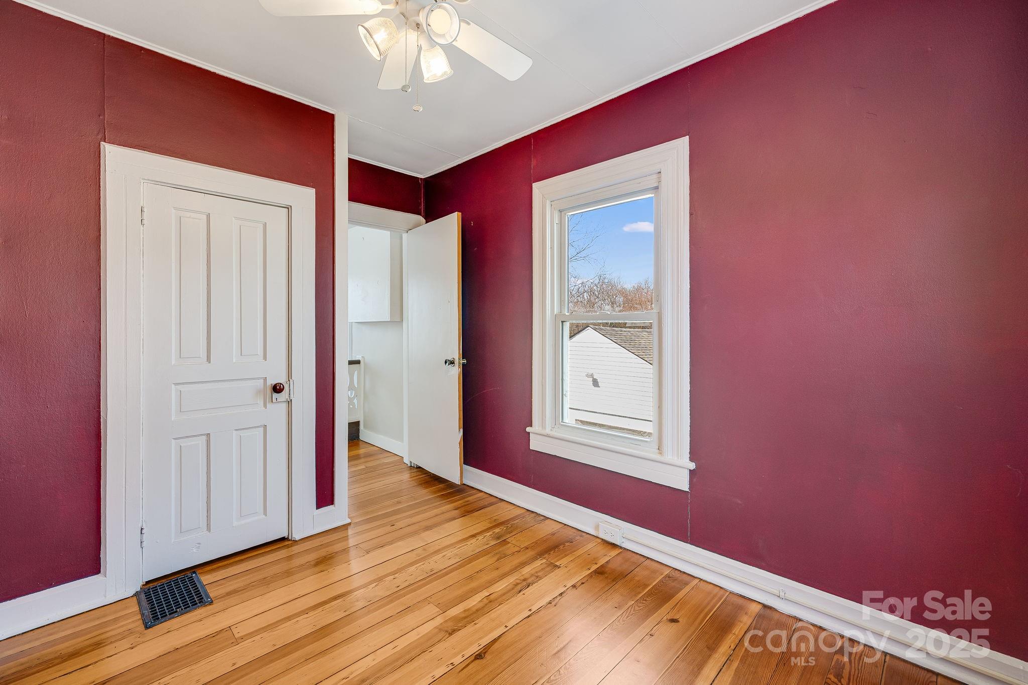 Clyde, North Carolina 28721, United States, 3 Bedrooms Bedrooms, ,2 BathroomsBathrooms,Residential,Under Contract,89127