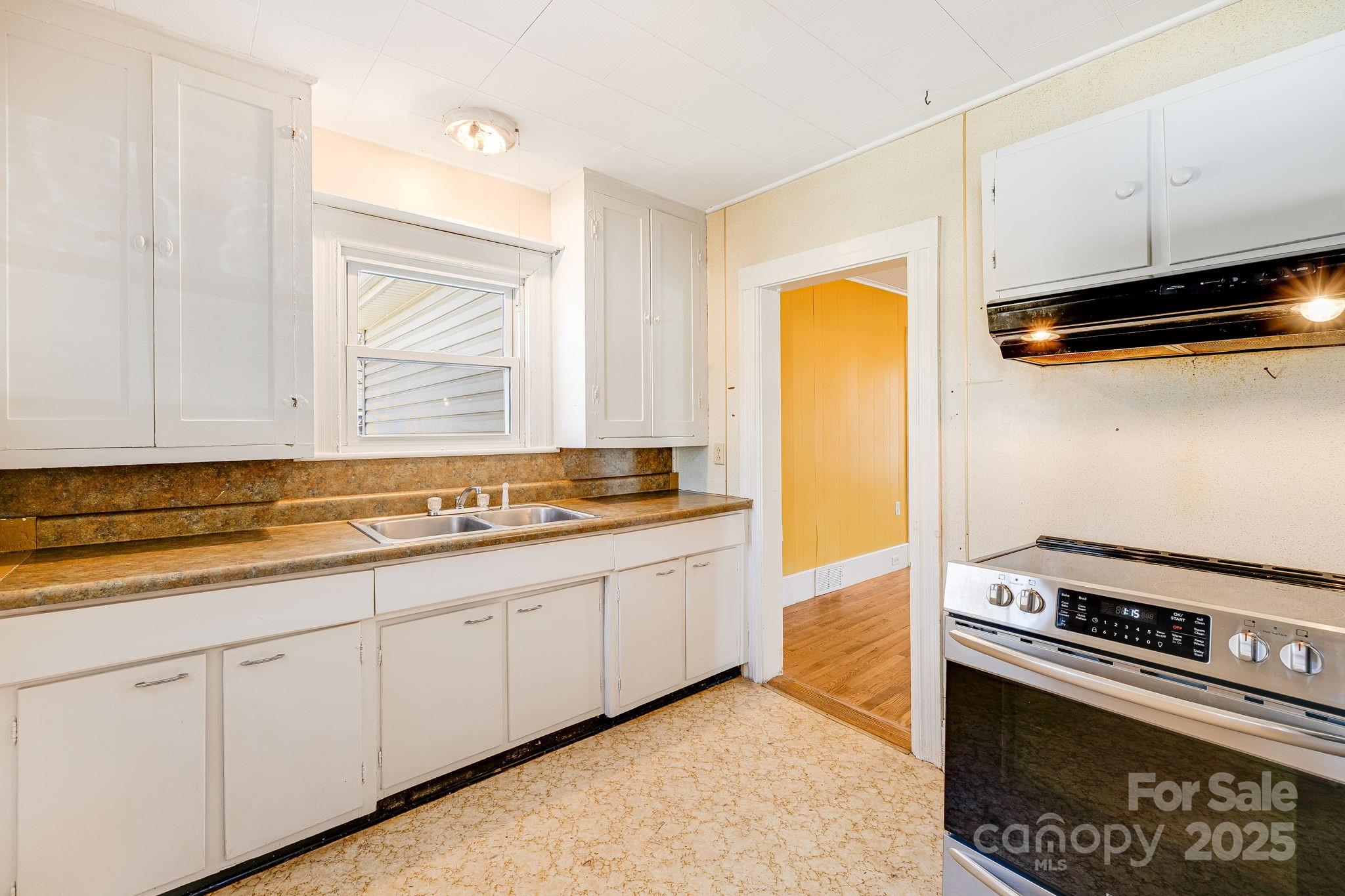 Clyde, North Carolina 28721, United States, 3 Bedrooms Bedrooms, ,2 BathroomsBathrooms,Residential,Under Contract,89127