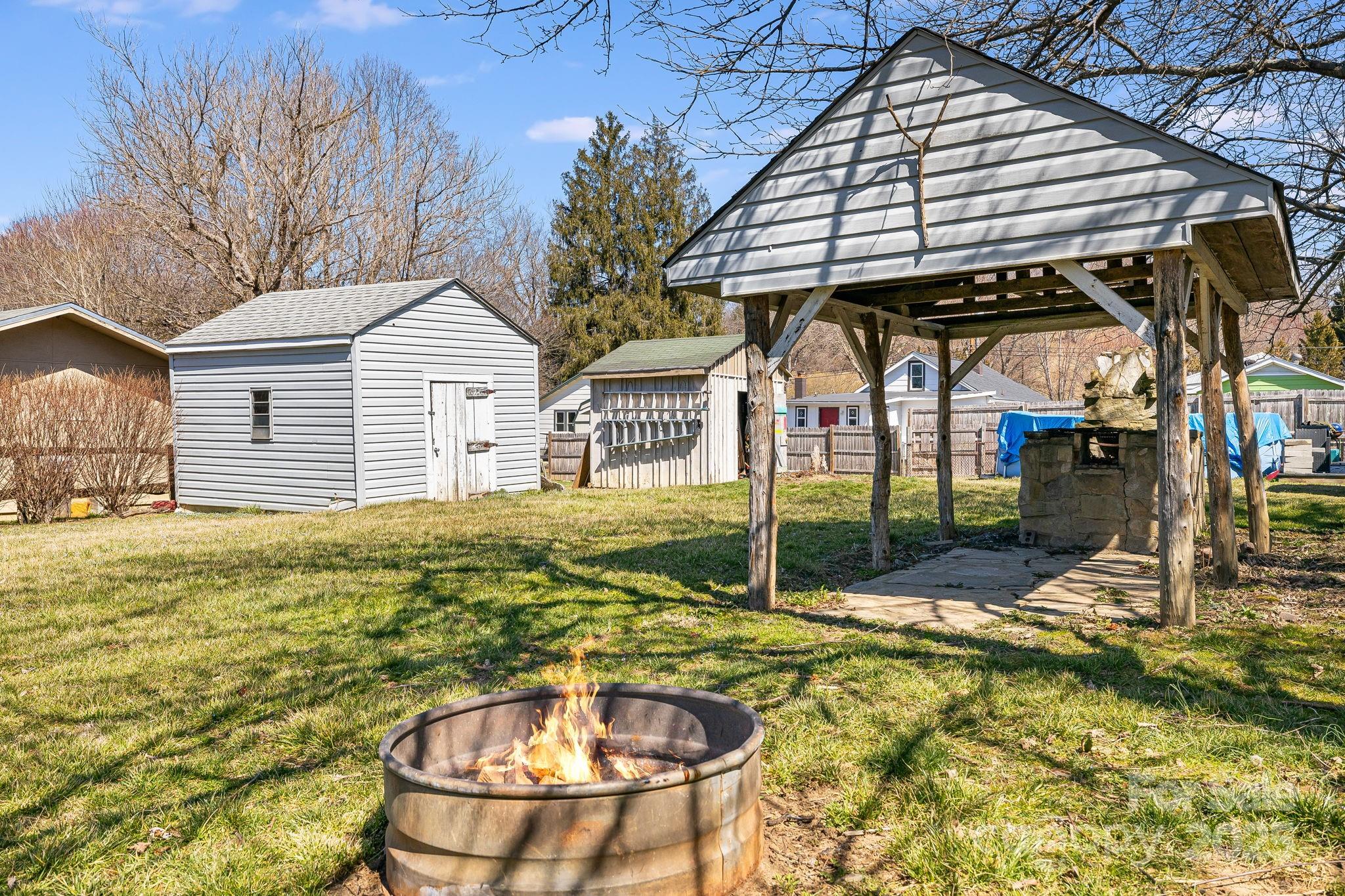 Clyde, North Carolina 28721, United States, 3 Bedrooms Bedrooms, ,2 BathroomsBathrooms,Residential,Under Contract,89127