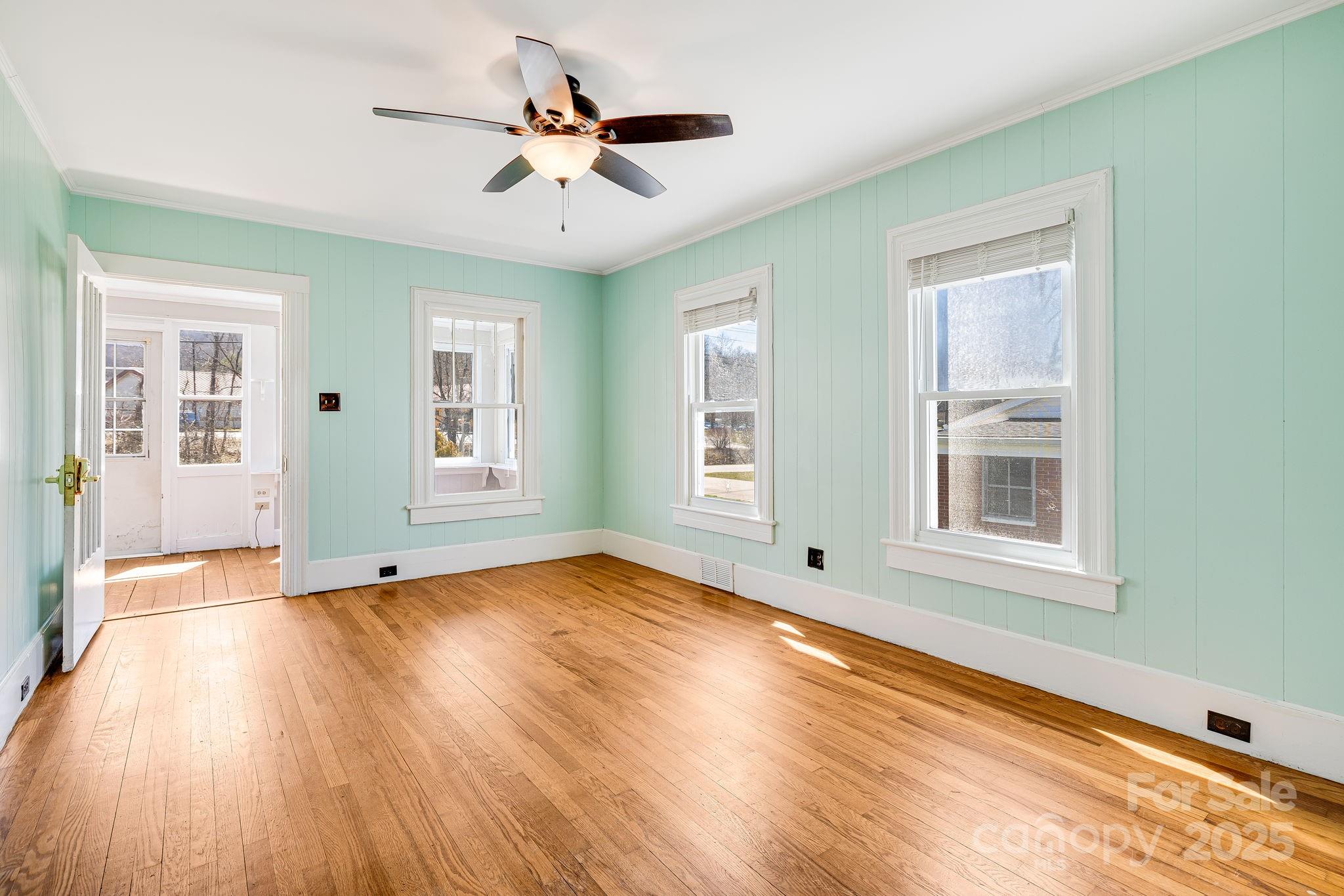 Clyde, North Carolina 28721, United States, 3 Bedrooms Bedrooms, ,2 BathroomsBathrooms,Residential,Under Contract,89127