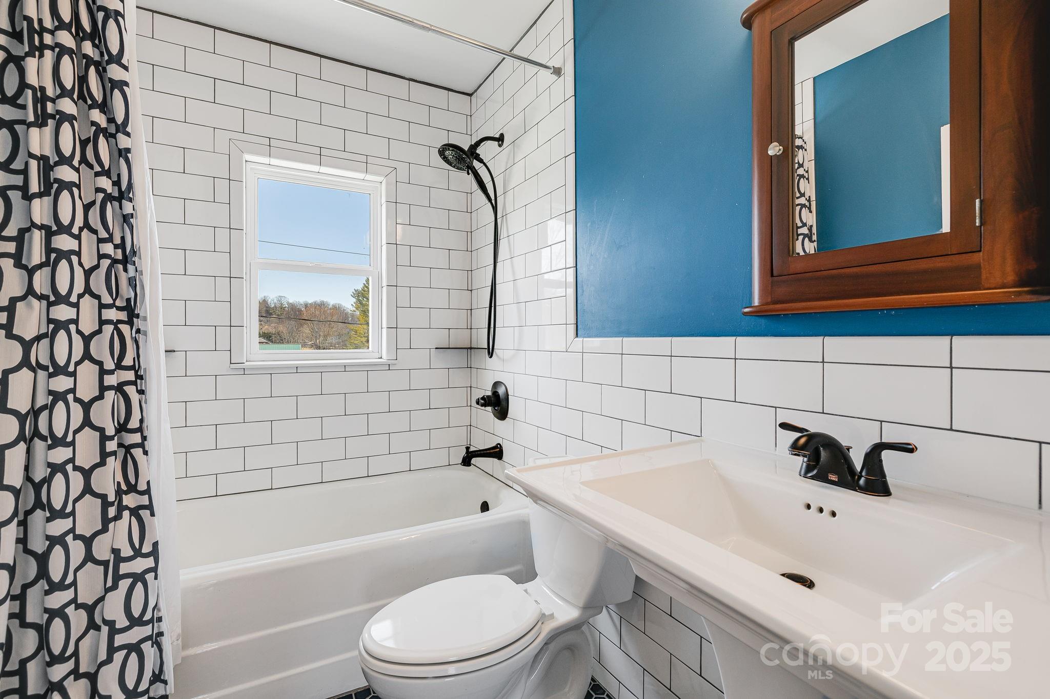 Clyde, North Carolina 28721, United States, 3 Bedrooms Bedrooms, ,2 BathroomsBathrooms,Residential,Under Contract,89127