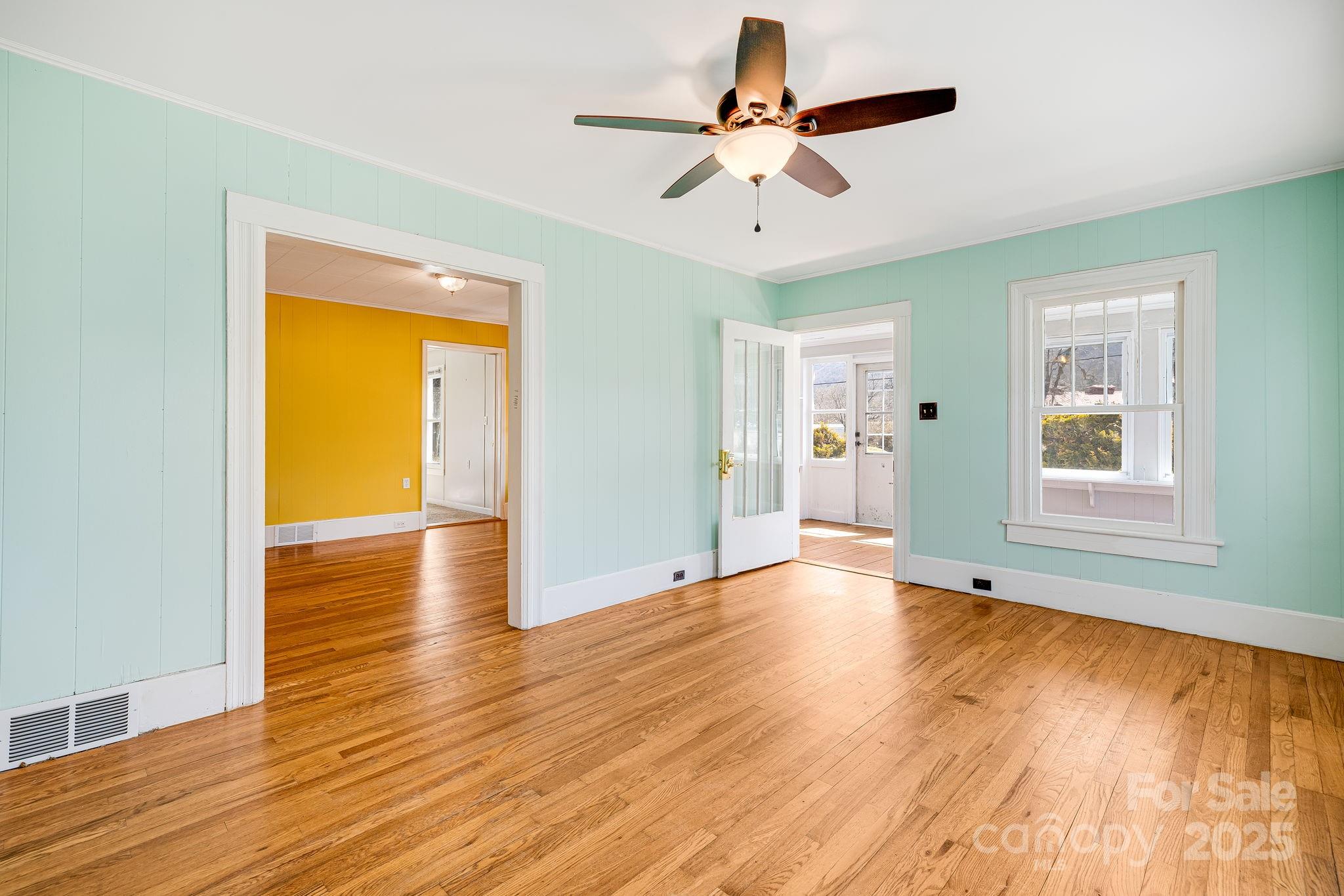 Clyde, North Carolina 28721, United States, 3 Bedrooms Bedrooms, ,2 BathroomsBathrooms,Residential,Under Contract,89127