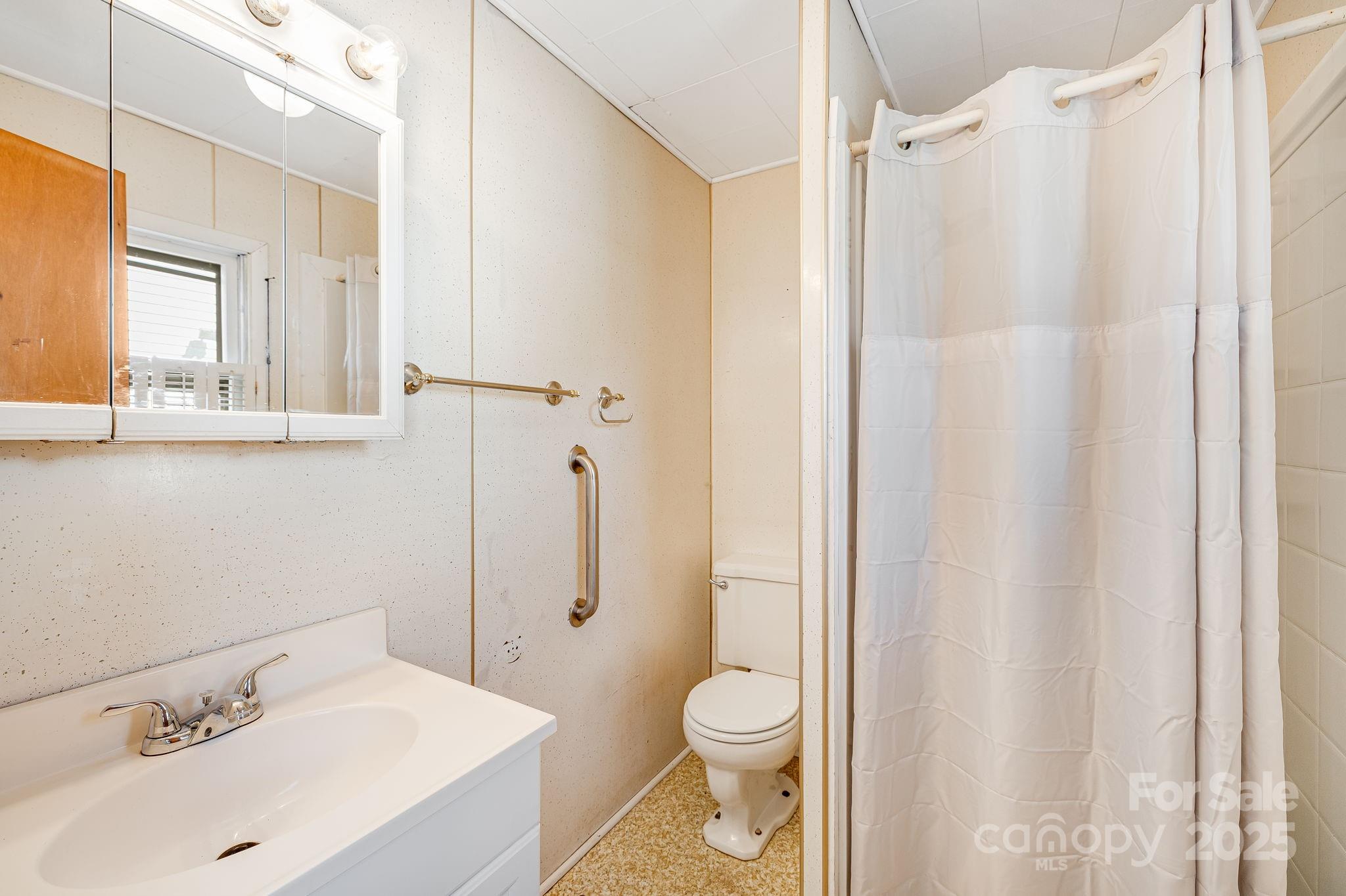 Clyde, North Carolina 28721, United States, 3 Bedrooms Bedrooms, ,2 BathroomsBathrooms,Residential,Under Contract,89127