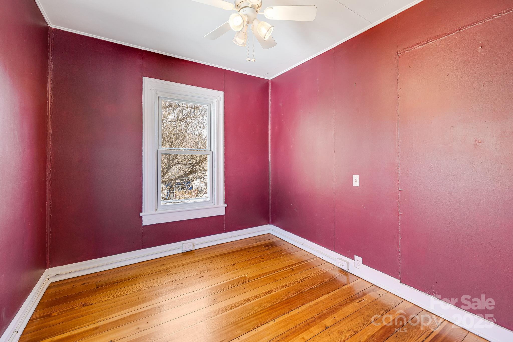 Clyde, North Carolina 28721, United States, 3 Bedrooms Bedrooms, ,2 BathroomsBathrooms,Residential,Under Contract,89127