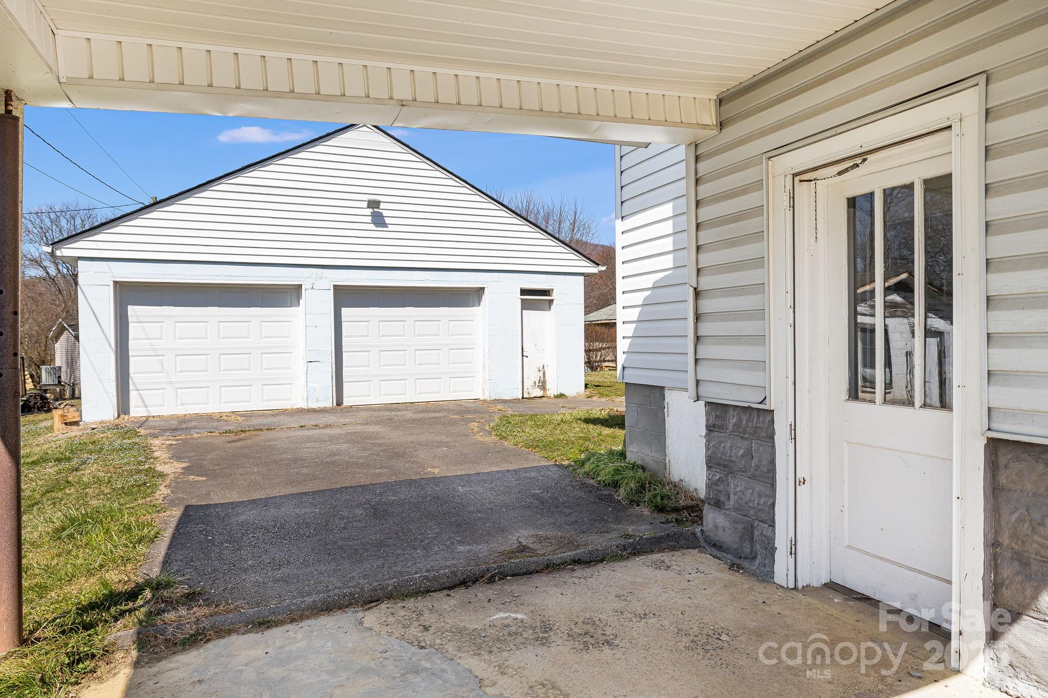 Clyde, North Carolina 28721, United States, 3 Bedrooms Bedrooms, ,2 BathroomsBathrooms,Residential,Under Contract,89127