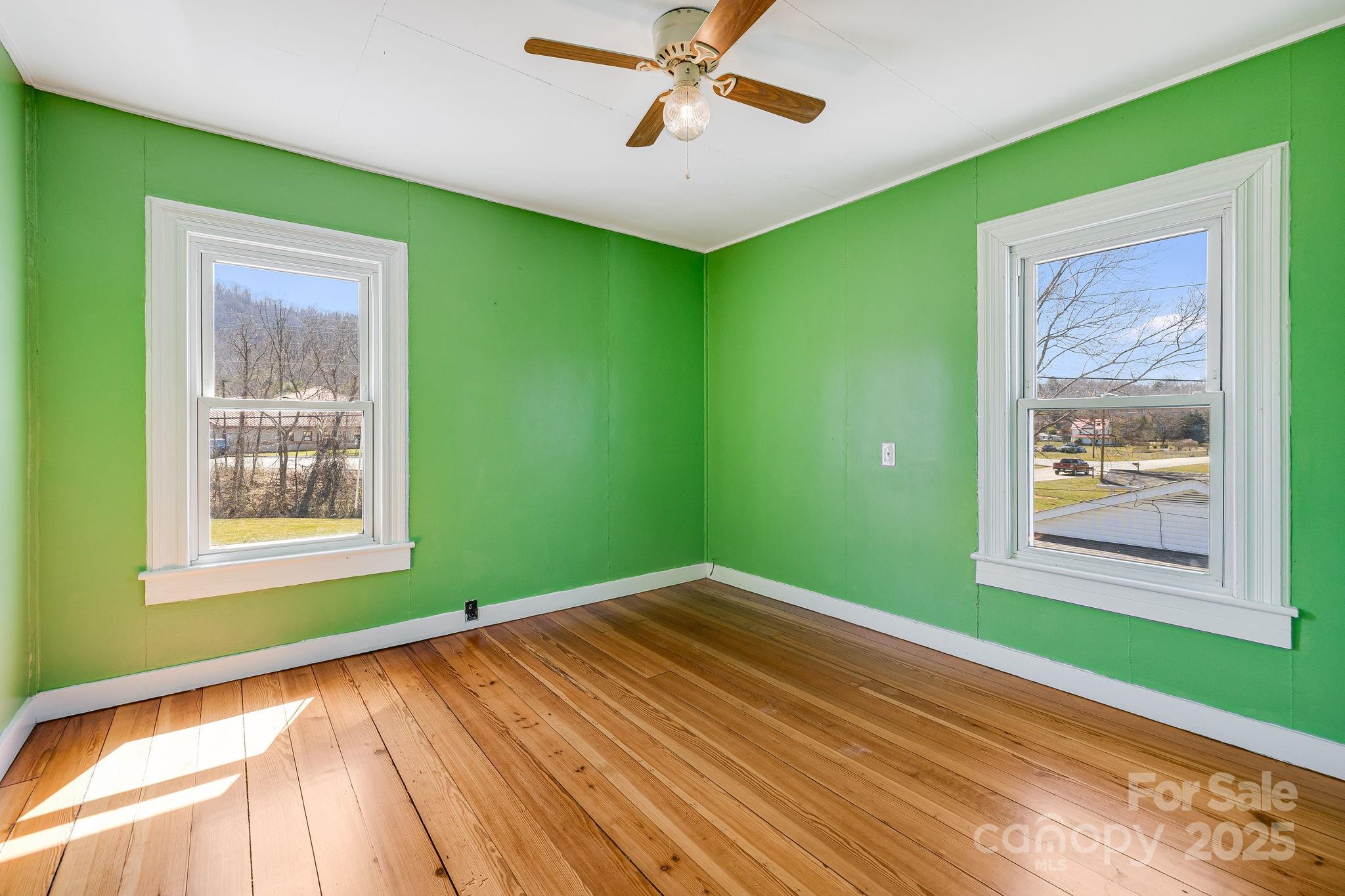 Clyde, North Carolina 28721, United States, 3 Bedrooms Bedrooms, ,2 BathroomsBathrooms,Residential,Under Contract,89127