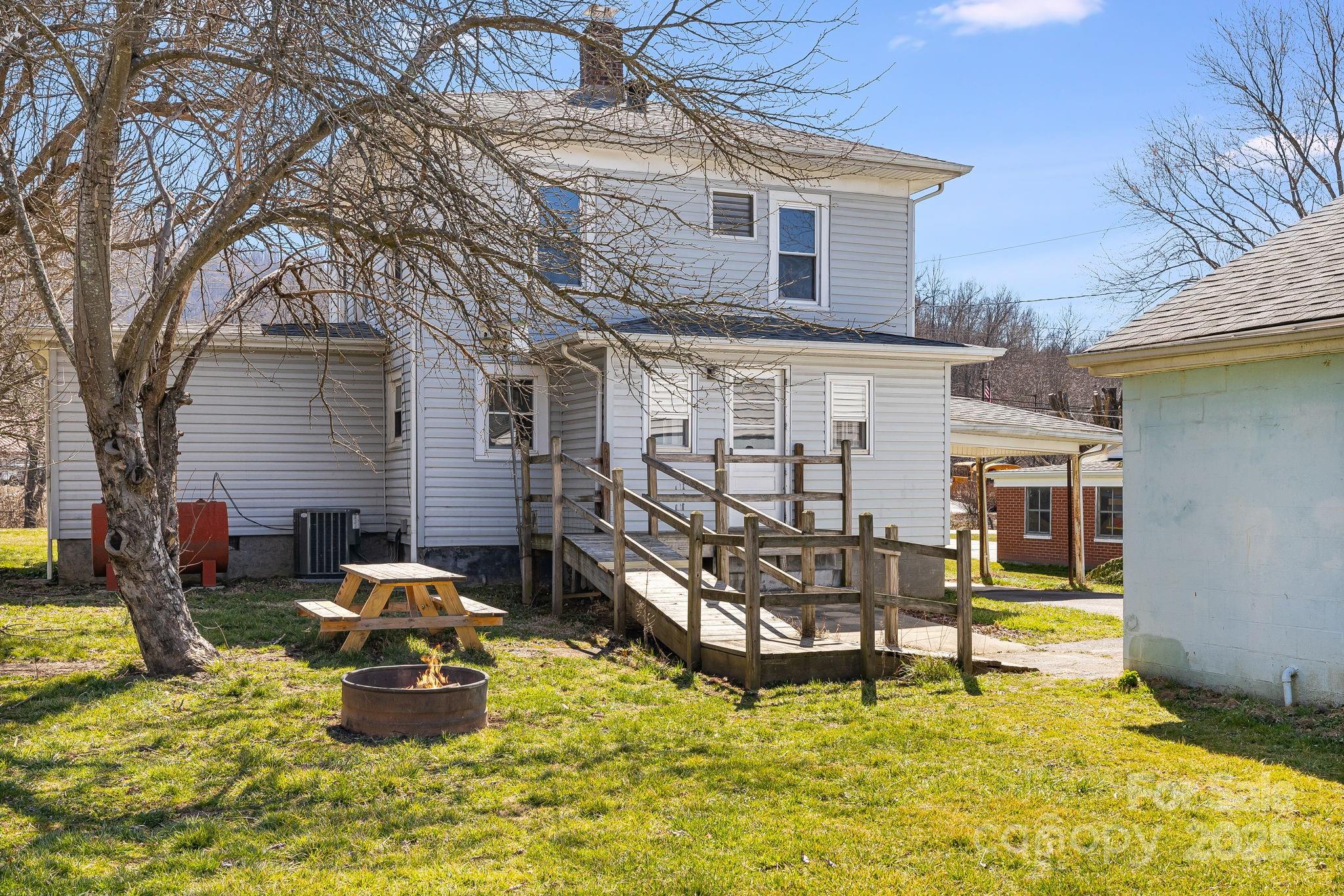 Clyde, North Carolina 28721, United States, 3 Bedrooms Bedrooms, ,2 BathroomsBathrooms,Residential,Under Contract,89127