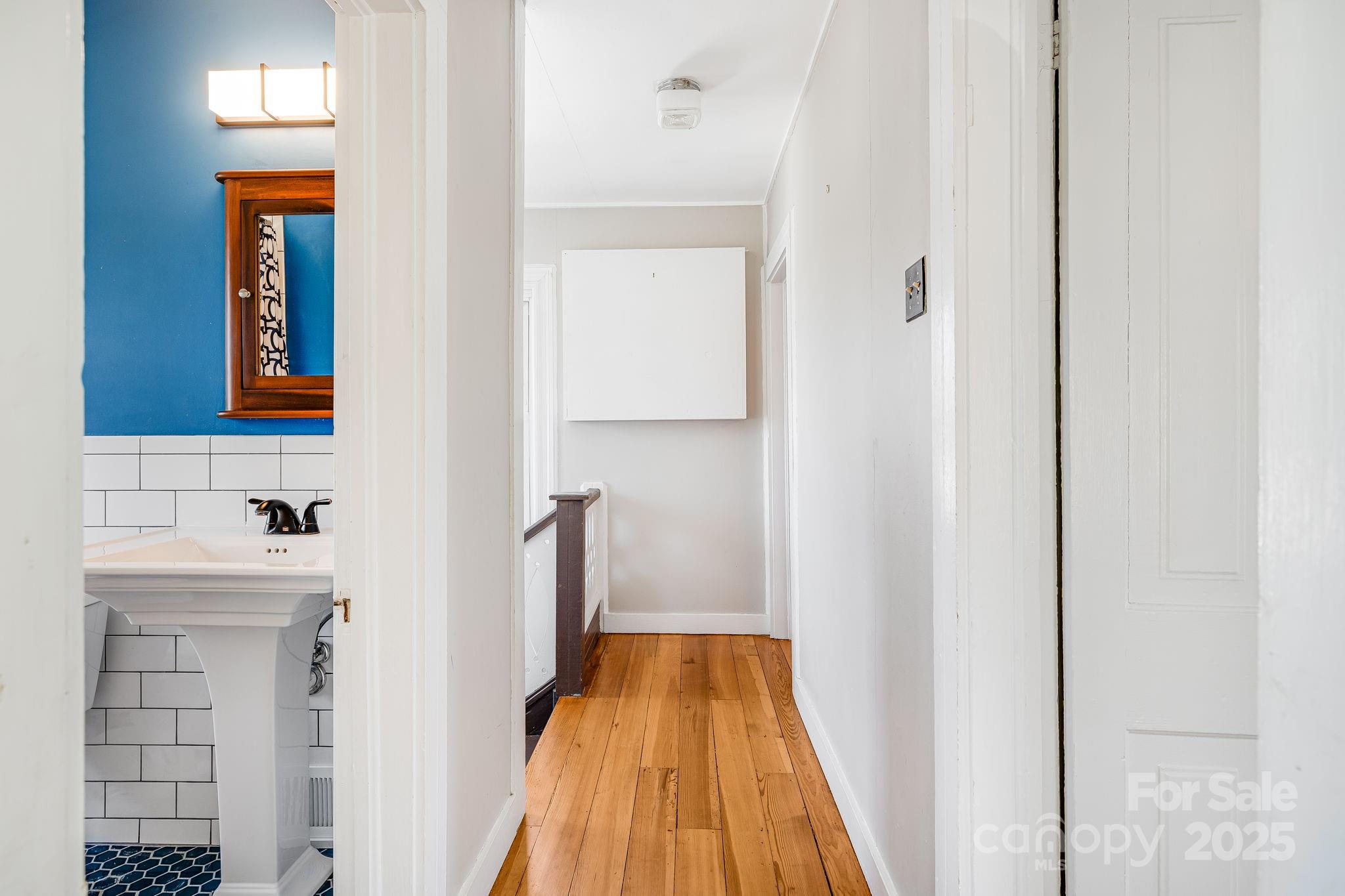 Clyde, North Carolina 28721, United States, 3 Bedrooms Bedrooms, ,2 BathroomsBathrooms,Residential,Under Contract,89127