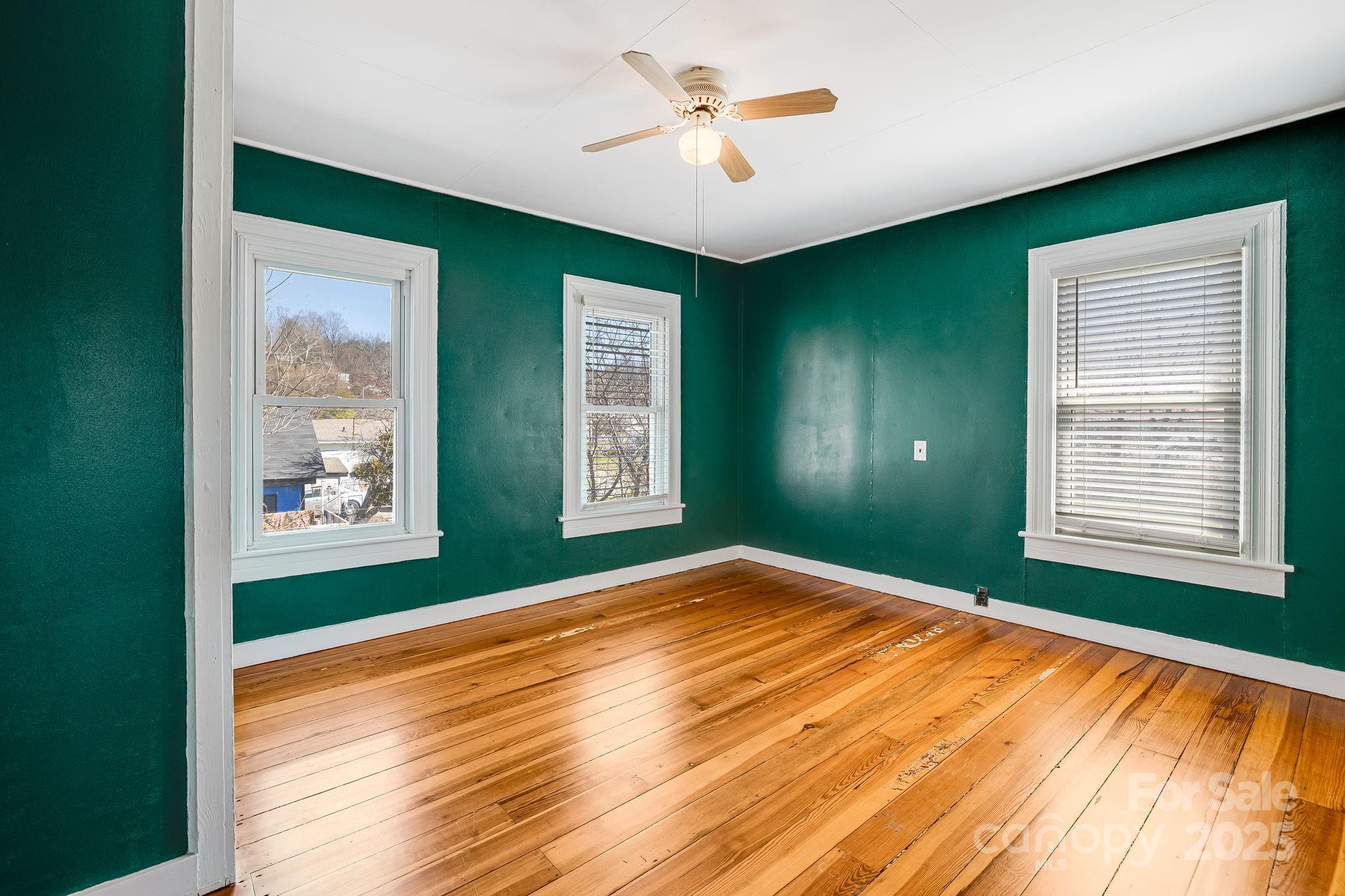 Clyde, North Carolina 28721, United States, 3 Bedrooms Bedrooms, ,2 BathroomsBathrooms,Residential,Under Contract,89127