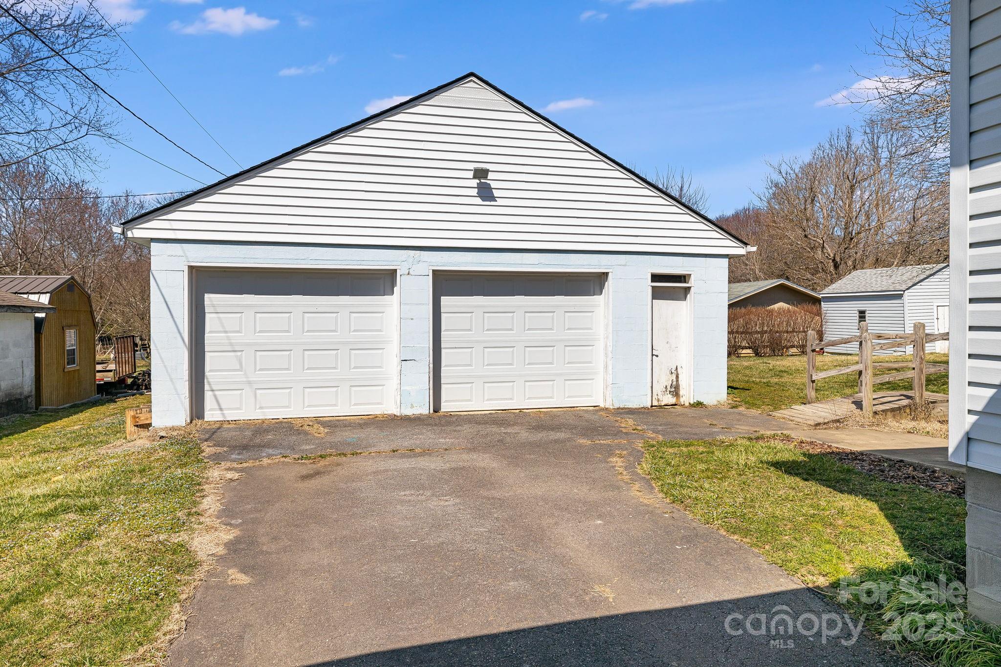 Clyde, North Carolina 28721, United States, 3 Bedrooms Bedrooms, ,2 BathroomsBathrooms,Residential,Under Contract,89127