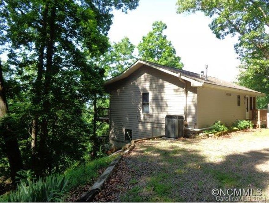 Nice home great views. Utah Mountain Estates overlooking the beautiful Jonathan Valley. Close the the Great Smoky Mountain National Park, Waynesville, Cherokee and Asheville. Open floor plan, Lots of natural light. Double decks. 1 car garage. Great house!