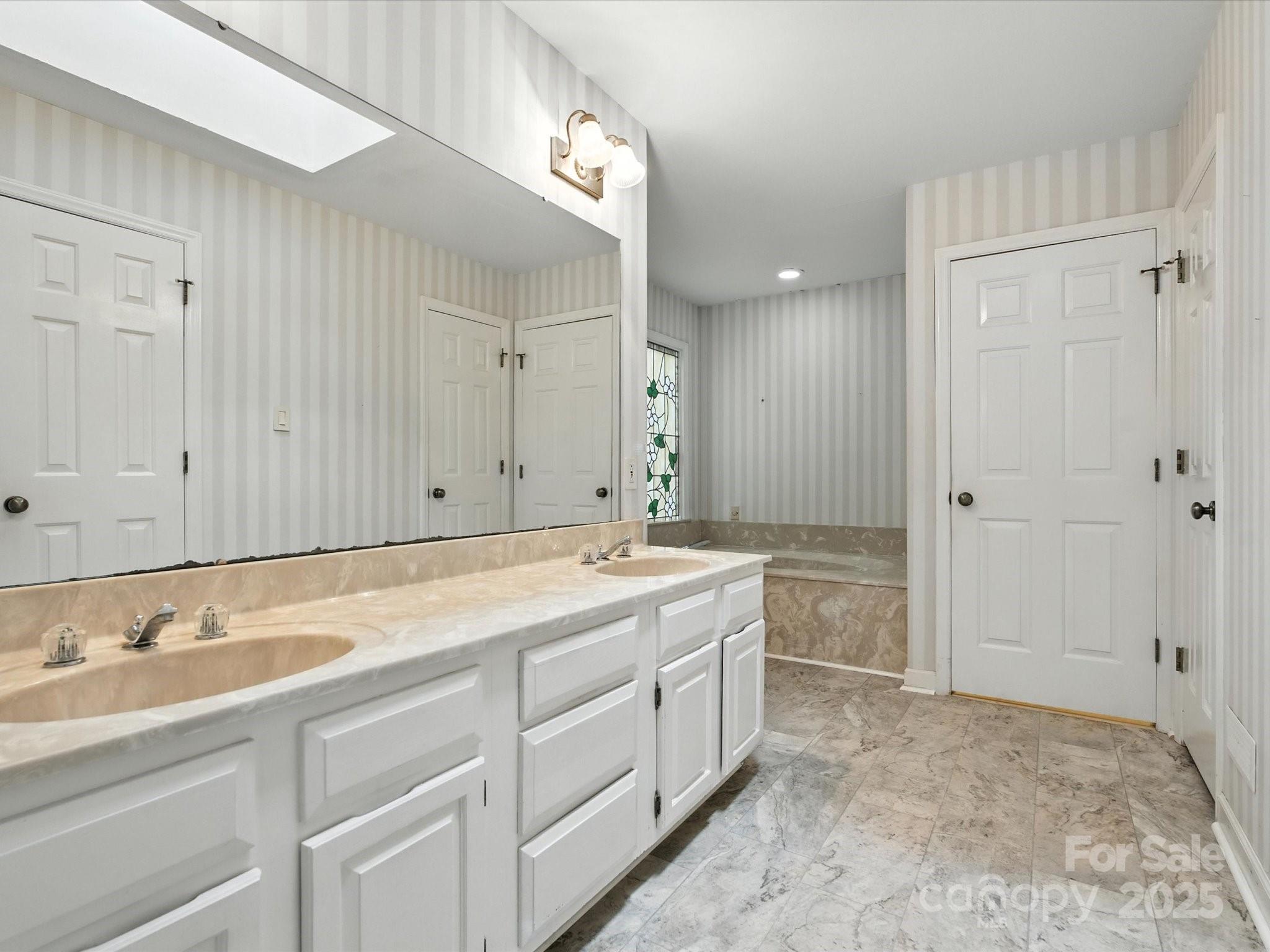 RIVER HILLS - Residential