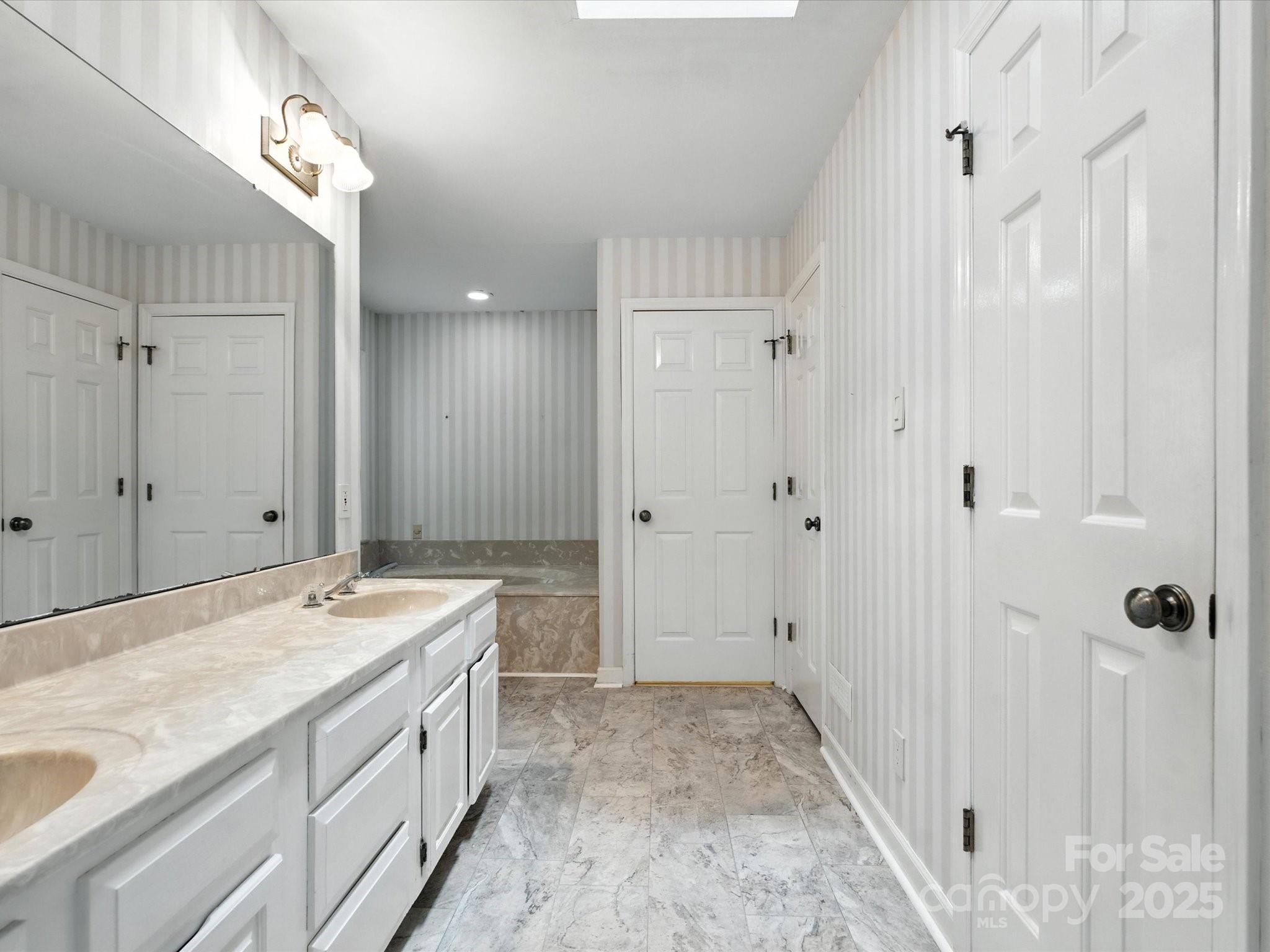 RIVER HILLS - Residential