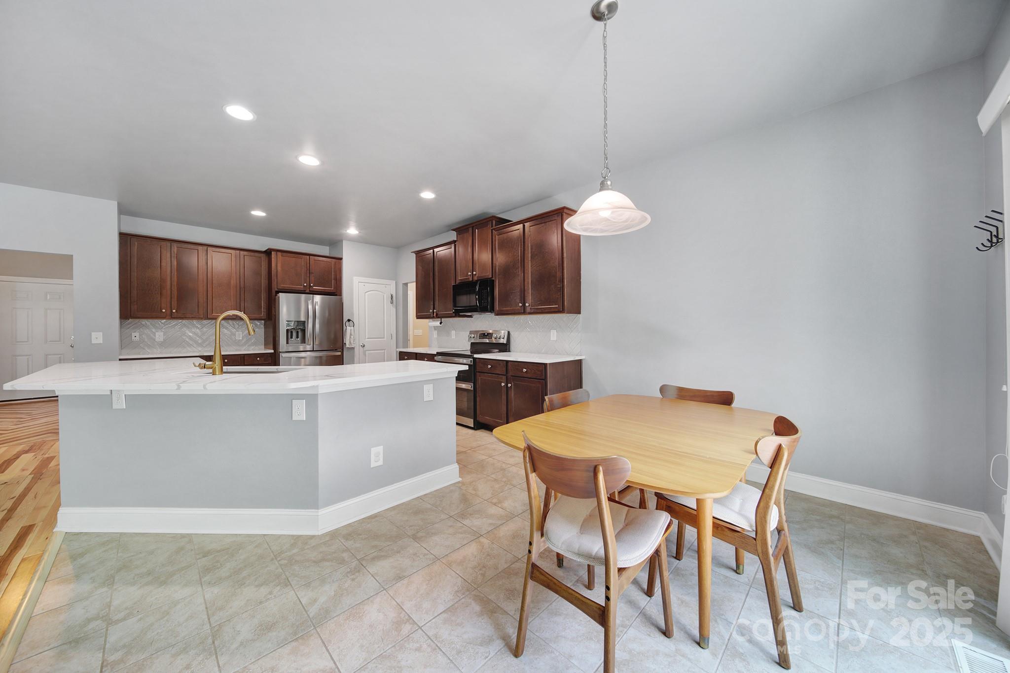 121 Holt Lane