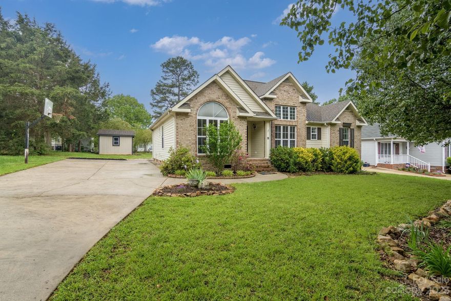 This adorable house has lots of potential! Open floorpan with high ceilings make this home feel larger than it is! Newer HVAC unit (5 years old), new oven and dishwasher, and great backyard space to enjoy! NO HOA! Located close to I77 and shopping and dining!