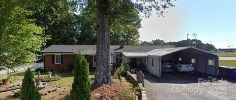 Photo of 202 Newbold Street, Lincolnton, NC 28092 (MLS # 4303862)