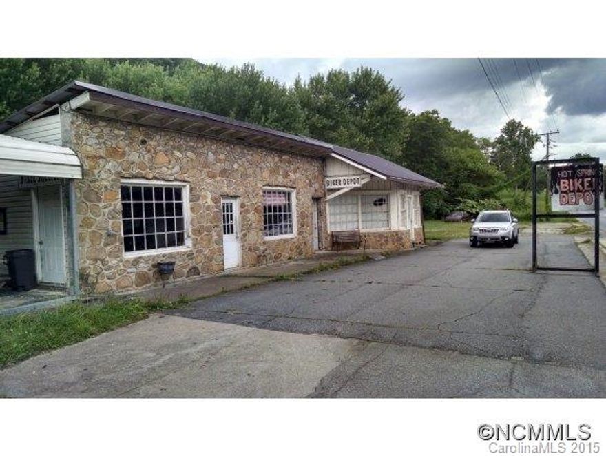 Excellent exposure with 1,800 annual average daily traffic (NCDOT 2012). 1,668 sq ft bldg. with 16,000+/- sq ft lot space for parking or build-out. Sellers will be open to financing. Possibilities for outdoor gear or adventure guide business, gallery or first into town real estate or medical office.