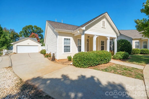 10919 SHELLY RENEE DR, CORNELIUS, NC 28031 - Image 4eaa4dd2a725fbe0844888d477a35025/97276656