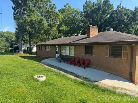 Photo of 8432 Idlewild Road, Charlotte, NC 28227 (MLS # 4395310)