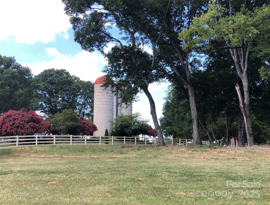Nestled in the 423-acre scenic Cheval community are the graceful, pastoral home sites that make up The Estates at Cheval. Five Parks plus walking and riding trails.