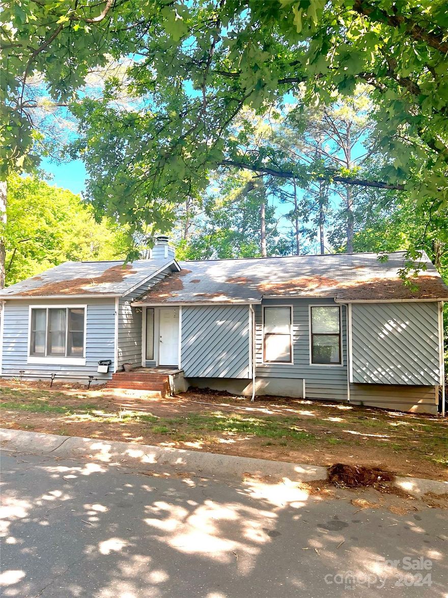 This 3-bedroom 2 bath home in the heart of Tega Cay peninsula is looking for some TLC. This is a great investment opportunity for the right buyer. Home was pre-inspected, and the report will be provided to serious buyers. Home being SOLD "AS IS" sellers will not be making repairs.
Don't miss out, check it out today.