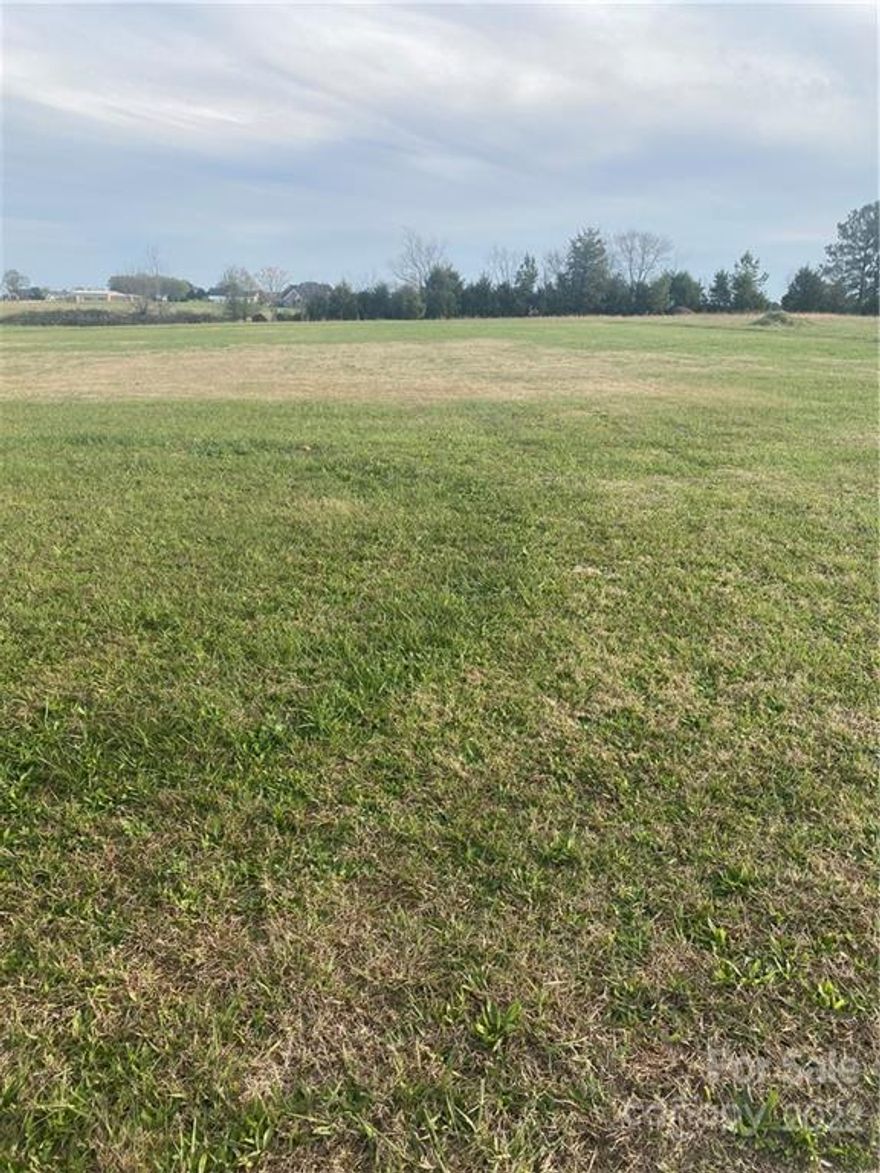 Beautiful one acre lot, ready to build. Perc test completed and passed in 2020. Has culvert, gravel drive, and water tap. 15 minutes to Spartanburg, a few minutes from I-85. Quiet and peaceful with some stunning new houses around. Houses must be 60% brick / rock, and 1800 sq ft minimum.