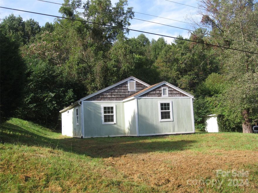 2 Bedroom, ! Bath home on1/2-acre lot in city of Lenoir. House is in Fair to average condition. Just needs some TLC.
Has gravel driveway and parking for a couple of cars. House has a heat pump for heating and central air. Has had updates around 2018. Has replacement windows and fairly new flooring.