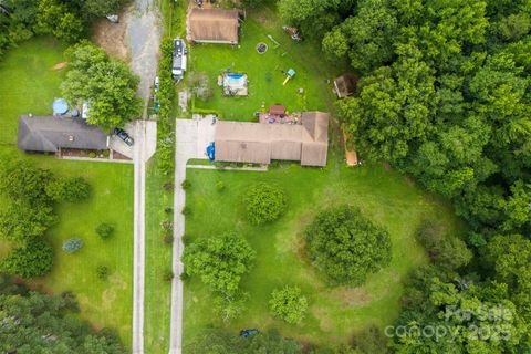 Photo of 724 Catawba Circle N, Matthews, NC 28104 (MLS # 4282754)