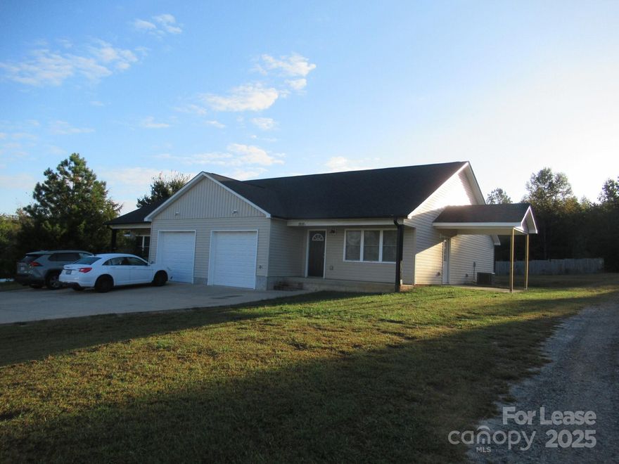 Don’t miss this spacious Lincolnton-area duplex offering nearly 1,000 sq ft and an unbeatable location just minutes from Hwy 321 for an easy commute. Inside, you’ll find a large den, a well-appointed kitchen with granite countertops and appliances, 2 bedrooms, and 2 full baths. Enjoy outdoor living on the covered front porch and the convenience of an attached one-car garage. Pets welcome with a 30 lb limit. Application required for lease consideration—schedule your viewing today!.