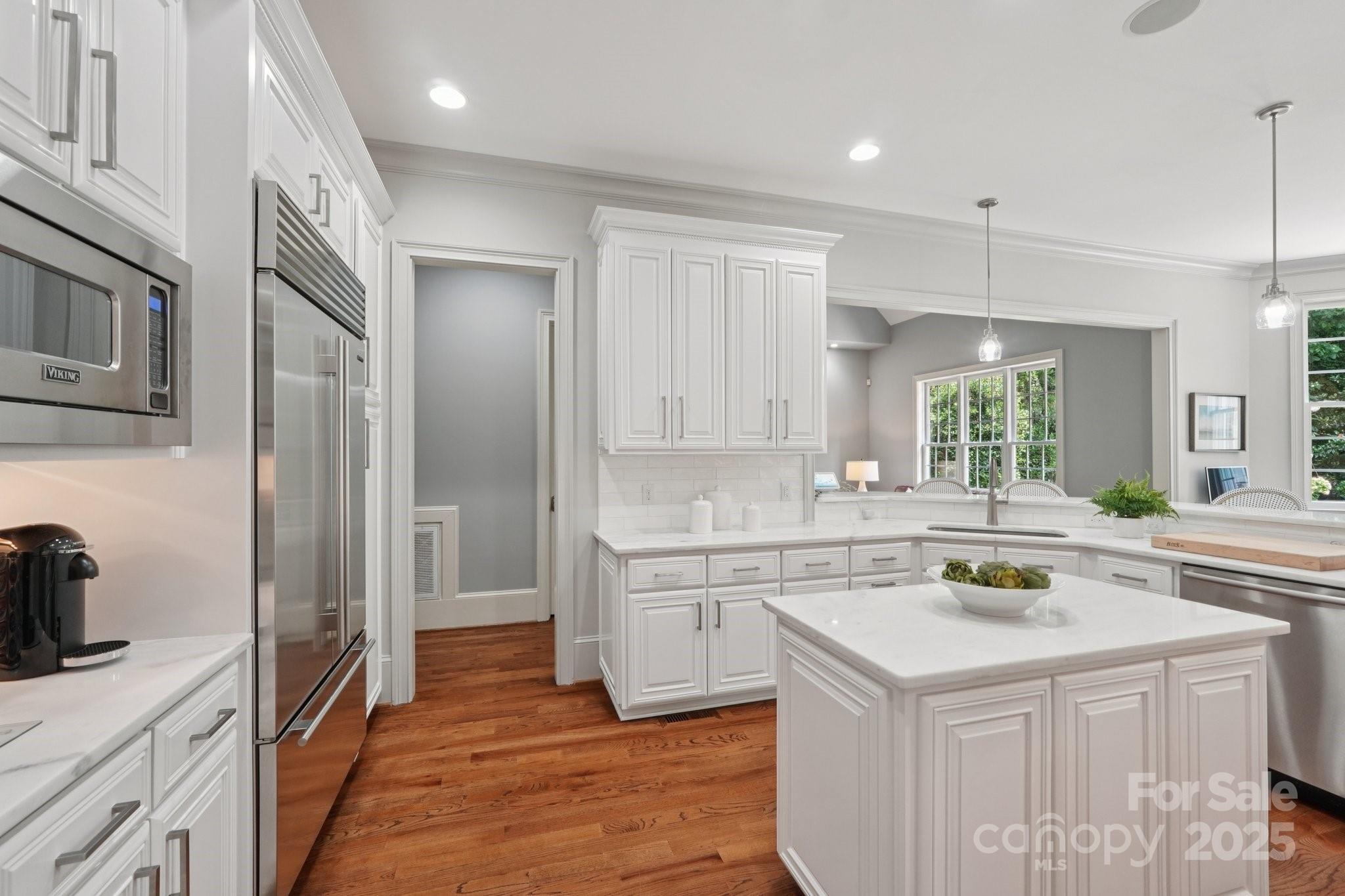 3327 Lakeside Drive