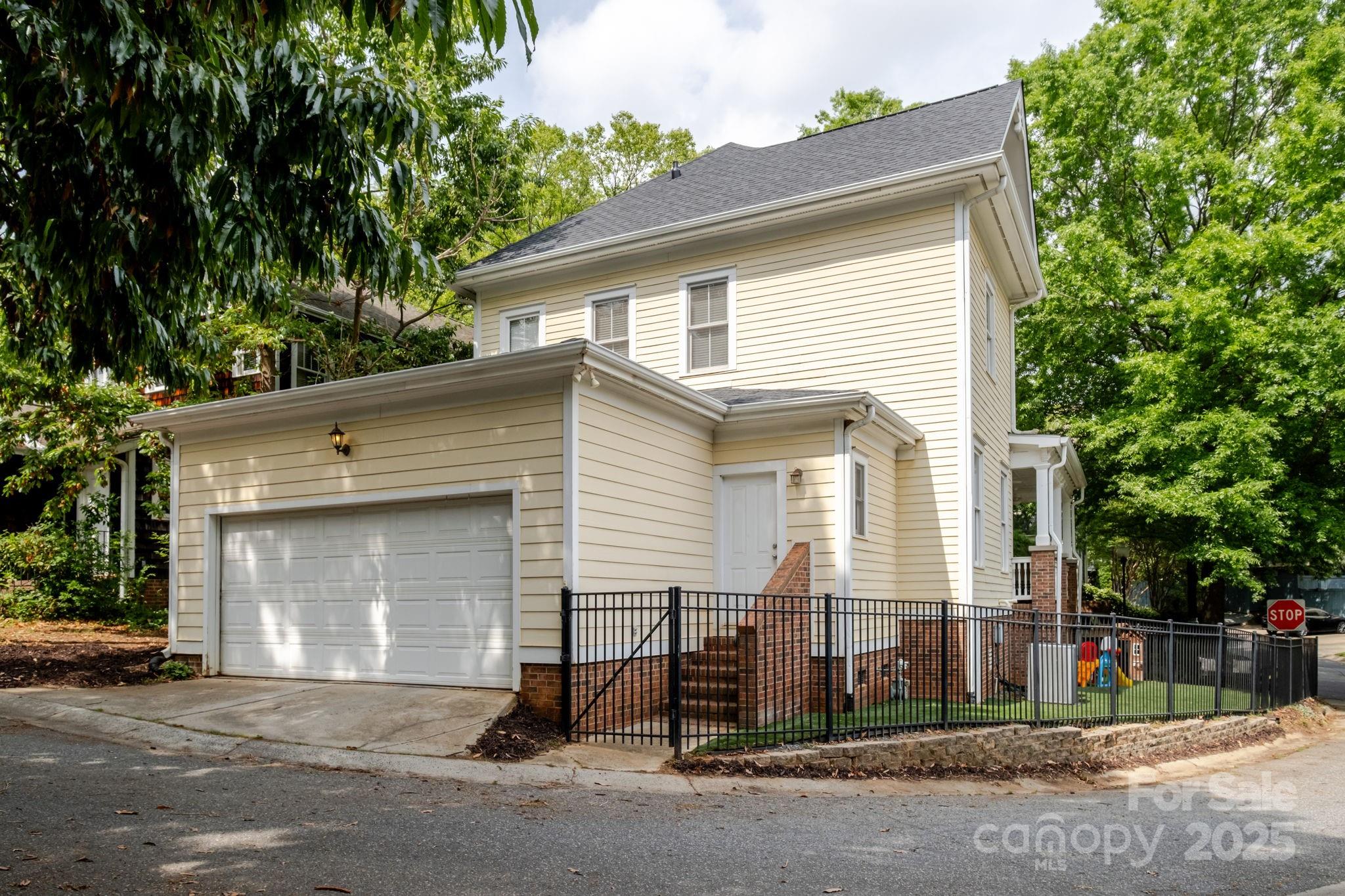 734 E 10th Street