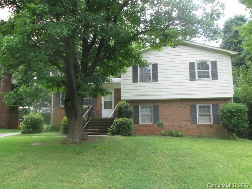 Split level with bonus room on lower level. Sunroom. Fenced yard. New roof in May 2017.
New heat pump 8/31/2016. Under bond with terminix services.