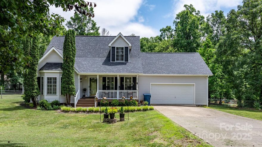 Beautifully maintained 3BR/2BA home in the sought-after Wildwood Haven neighborhood, just minutes from downtown Morganton and I-40.
The main-level primary suite offers a spacious bath with a Jacuzzi tub, separate shower, and dual vanities. A light-filled living room flows into the dining area and opens to a large back deck—perfect for relaxing or entertaining. The kitchen features granite countertops, a tile backsplash, gas range, and newer appliances.