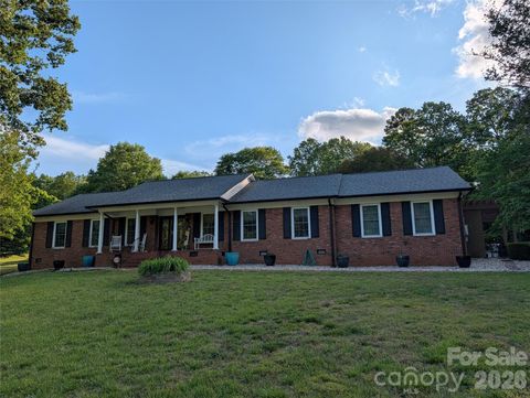 Photo of 435 W Central Avenue, Mount Holly, NC 28120 (MLS # 4380672)
