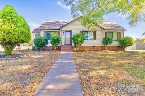 Photo of 7605 Bramblewood Drive, Charlotte, NC 28217 (MLS # 4326897)