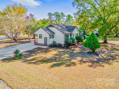 Photo of 7605 Bramblewood Drive, Charlotte, NC 28217 (MLS # 4326897)