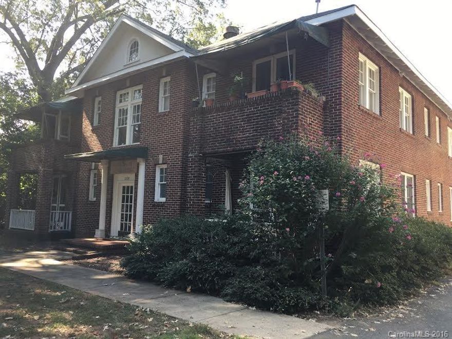 Apartment in the Elizabeth neighborhood. Water is included. Hard wood floors white kitchen appliances. NO PETS