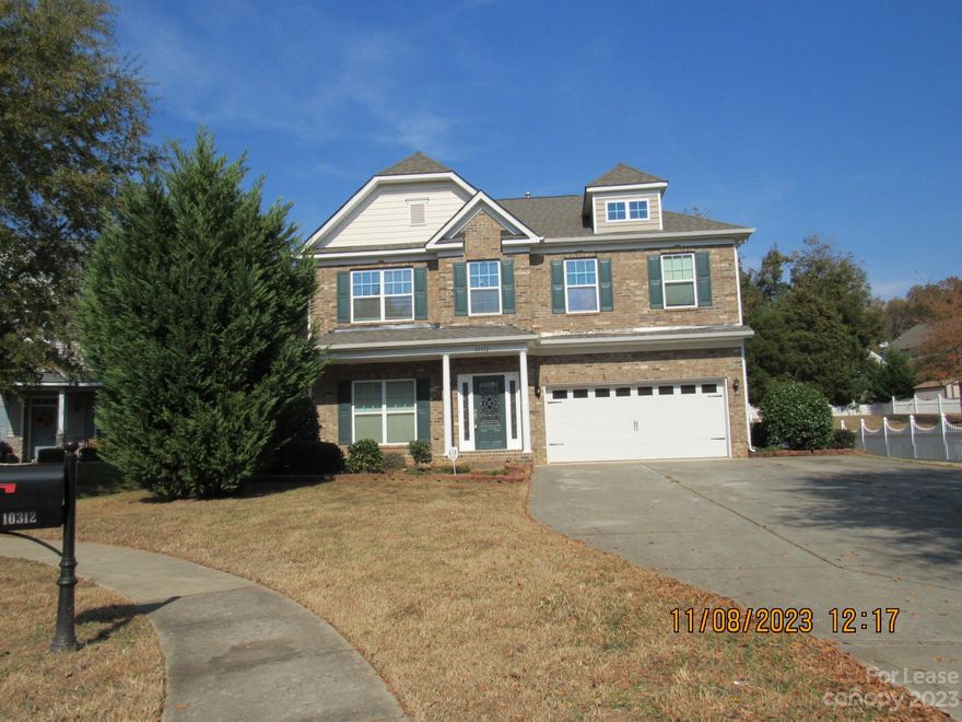 ABSOLUTELY BEAUTIFUL,MOVE IN READY home. Fabulous location in Southwest Charlotte's Berewick neighborhood. Home features hardwood or tile floors throughout both levels. Spacious bedrooms, all with tray ceilings, all are up as well as a Loft Area. Primary bedroom is very large. Open Floorplan on the main level offering formal Living Room ,Formal Dining Room Family Room and Kitchen with breakfast bar and breakfast area. Covered front porch. Located on a cul-de-sac lot. Two car garage plus parking for additional cars on the driveway.

Owner would like to do an 18 month lease but will consider a 12 month lease.