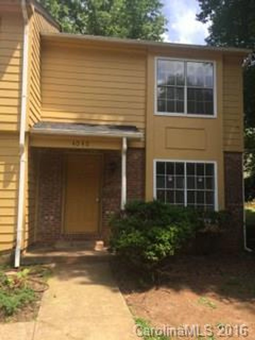 End Unit Townhouse with open floor plan and patio. 3 Bedrooms, 1 1/2 Baths. Property is owned by the US Dept. of HUD. Case #381-855516. Uninsurable. Subject to appraisal. Seller makes no representation on warranties as to property condition. HUD homes are sold "As-Is". Equal Housing Opportunity. Seller may contribute up to 3% for buyer's closing costs upon buyer request.