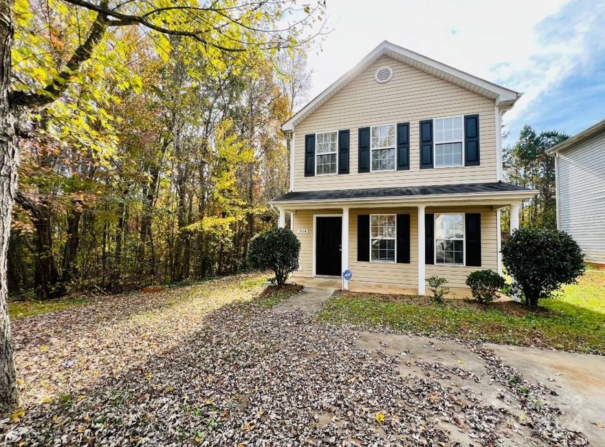 Welcome to this beautifully maintained 3-bedroom, 2.5-bathroom home in the Henderson Circle neighborhood. Located close to I-77, Uptown Charlotte, Huntersville, and the University area, this home provides easy access to dining, shopping, and entertainment, all while being tucked away in a peaceful, family-friendly community.

Featuring a cozy fireplace, this large living room is perfect for relaxation and entertaining guests. The kitchen comes with black appliances and offers easy access to the back patio and large backyard, ideal for summertime barbecues and outdoor gatherings. The primary bedroom has tall, vaulted ceilings, a walk-in closet, and an en-suite bathroom. Two additional bedrooms share a large bathroom, offering ample space for family, guests, or a home office.