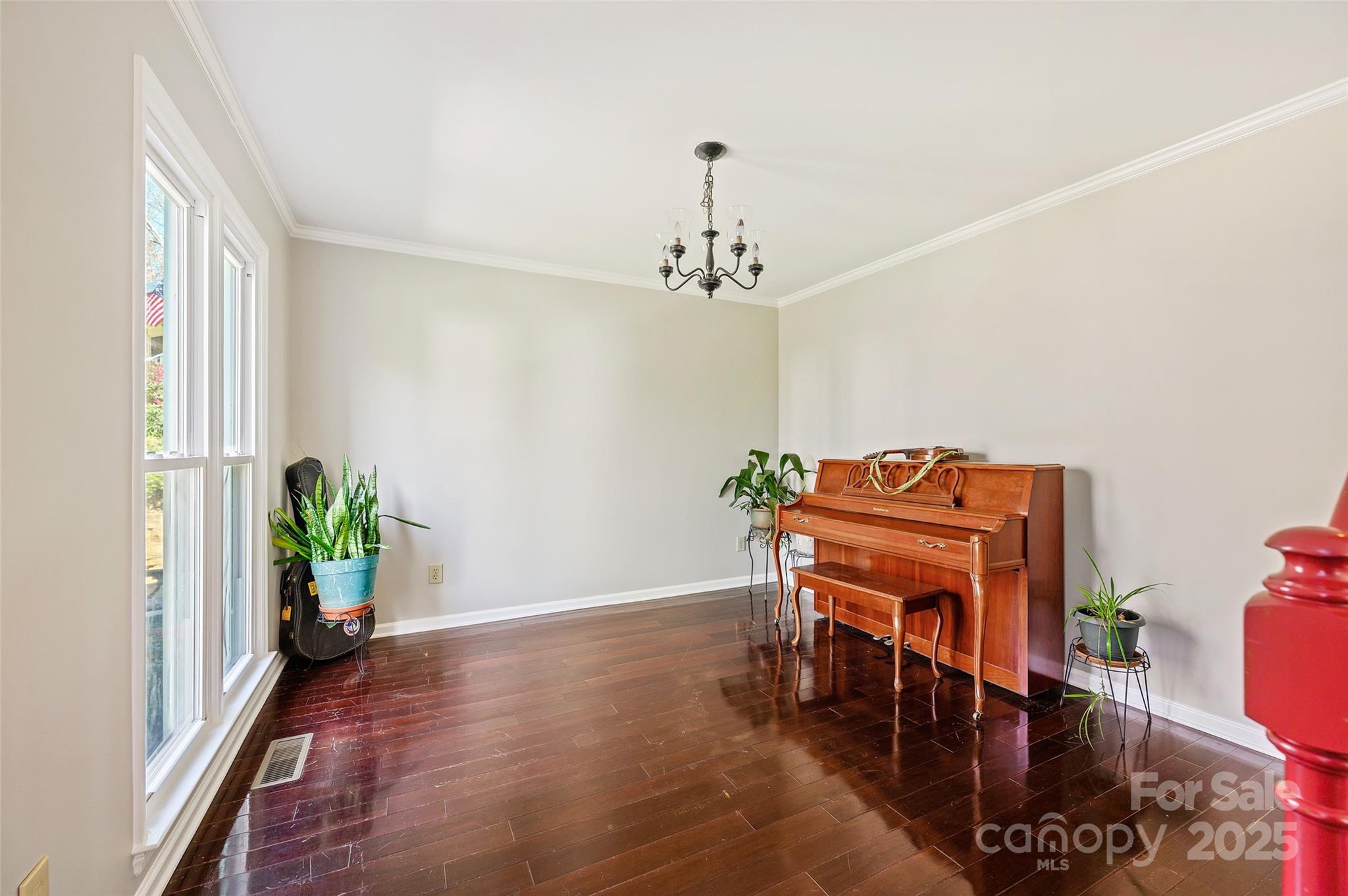 207 Crossing Avenue