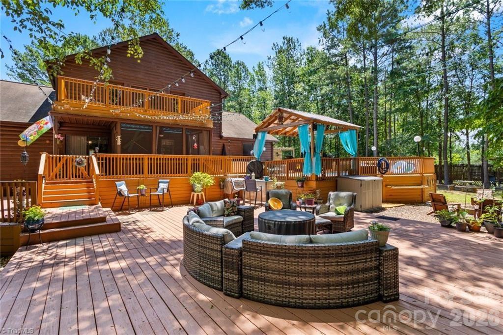 143 Mohegan Trail