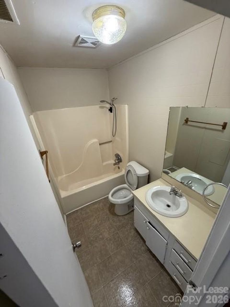 Nice 2 BR 1.5 BA townhome in Lenoir.  Convenient to Hwy 321, Boone and Hickory.