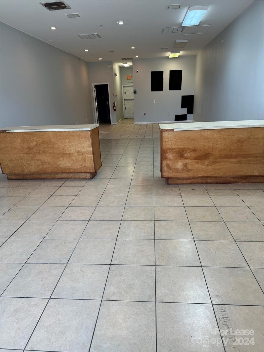 990 square feet of office/commercial/retail space.  Lease is $10/sq ft for a 3-5 year lease.  Located in the same shopping center as Tacos & Tequila and Quillie's Bar and Grill.  Lease price does not include taxes, insurance, water/sewer, or common area maintenance.