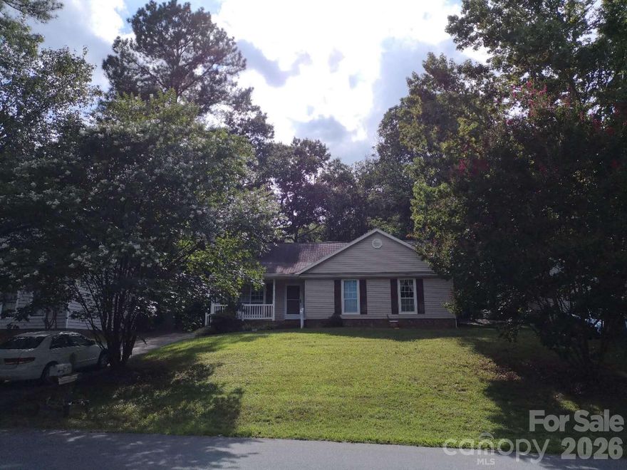 Charming ranch home situated on a generous lot in an established Charlotte neighborhood. This well-maintained 3-bed, 2-bath property offers comfortable living with a traditional, functional layout. The inviting living room features a cozy brick fireplace that adds warmth and timeless character. The kitchen and dining area provide ample cabinet space and an easy setup for everyday meals or family gatherings. All bedrooms are generously sized with great natural light, and the full baths are conveniently arranged for daily living.
Outside, the large backyard offers plenty of room for gardening, outdoor entertaining, or future expansion possibilities. The home is also located within one of the best school systems in the area, adding to its long-term appeal.