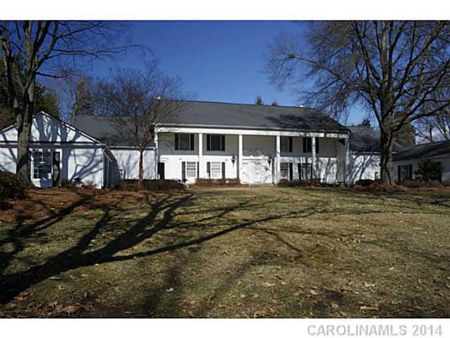 Immaculate, fully updated and sure to please the pickiest buyers! New SS appliances, countertops, subway tile backsplash & tile floor in kitchen. Baths have granite vanities, new tile floors, fixtures, tub/shower. Fresh paint in neutral tones. HOA dues include heating, cooling, water, sewer, 2 pools, clubhouse, lake, walking trails. All this in desirable SouthPark location! www.QHHA.org for info.