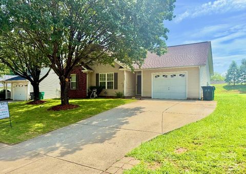 Photo of 6902 Vernon Wood Lane, Charlotte, NC 28262 (MLS # 4266627) Photo of 6902 Vernon Wood Lane, Charlotte, NC 28262 (MLS # 4266627)