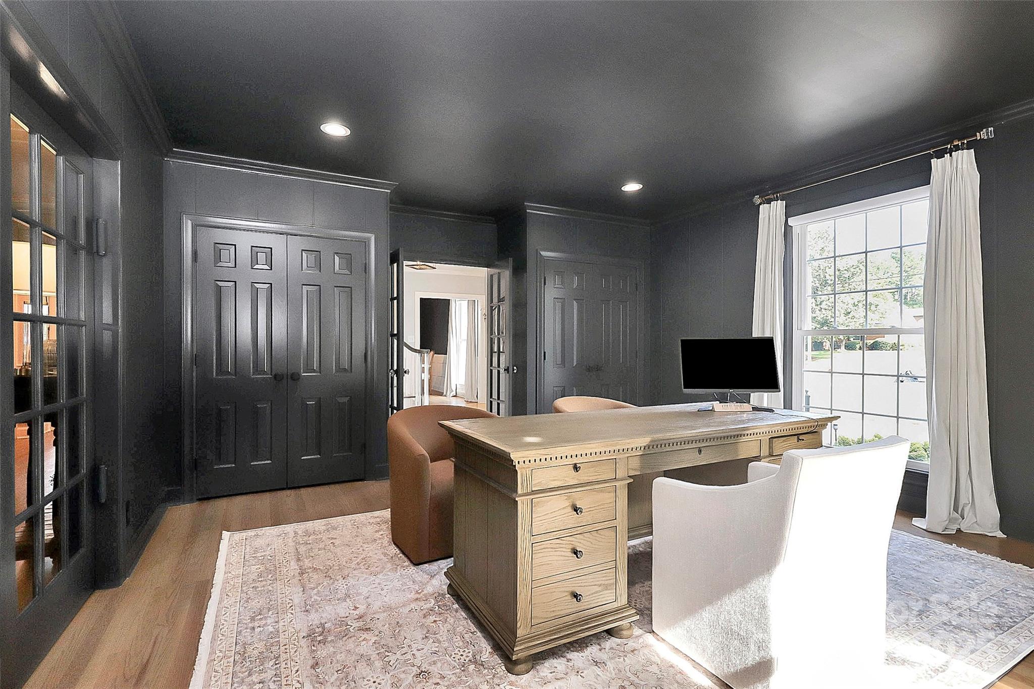 906 Colonial Drive